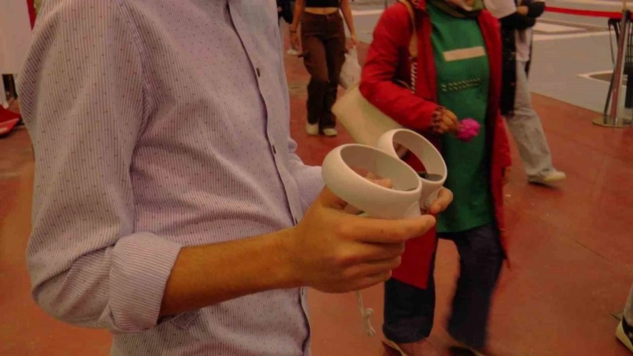 Türk öğrenciler, ticareti kolaylaştıracak sanal gözlük geliştirdi - 1. Resim