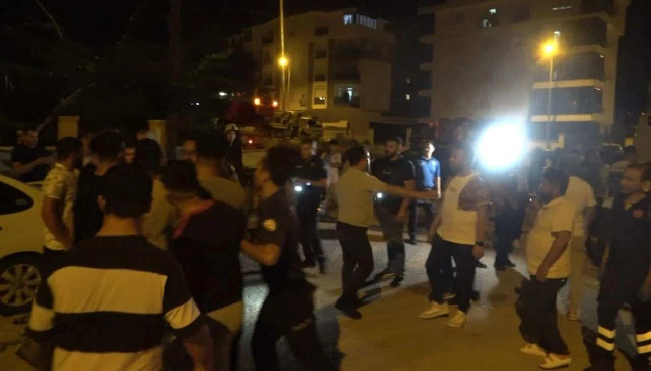 Antalya'da dehşete düşüren olay! Apartmanda çocukların üzerine benzin döktü! - 1. Resim