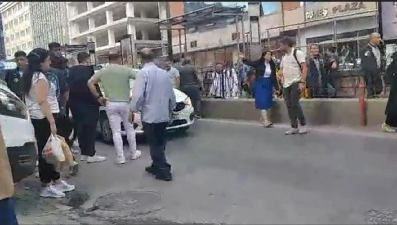 Arkadaşıyla şakalaşan çocuk tramvayın altında kaldı, kolu koptu - 1. Resim