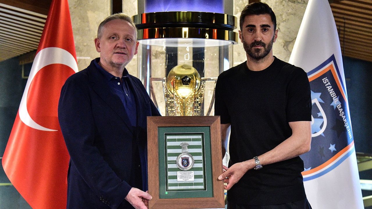 Başakşehir, efsane futbolcusu Mahmut Tekdemir'e veda etti