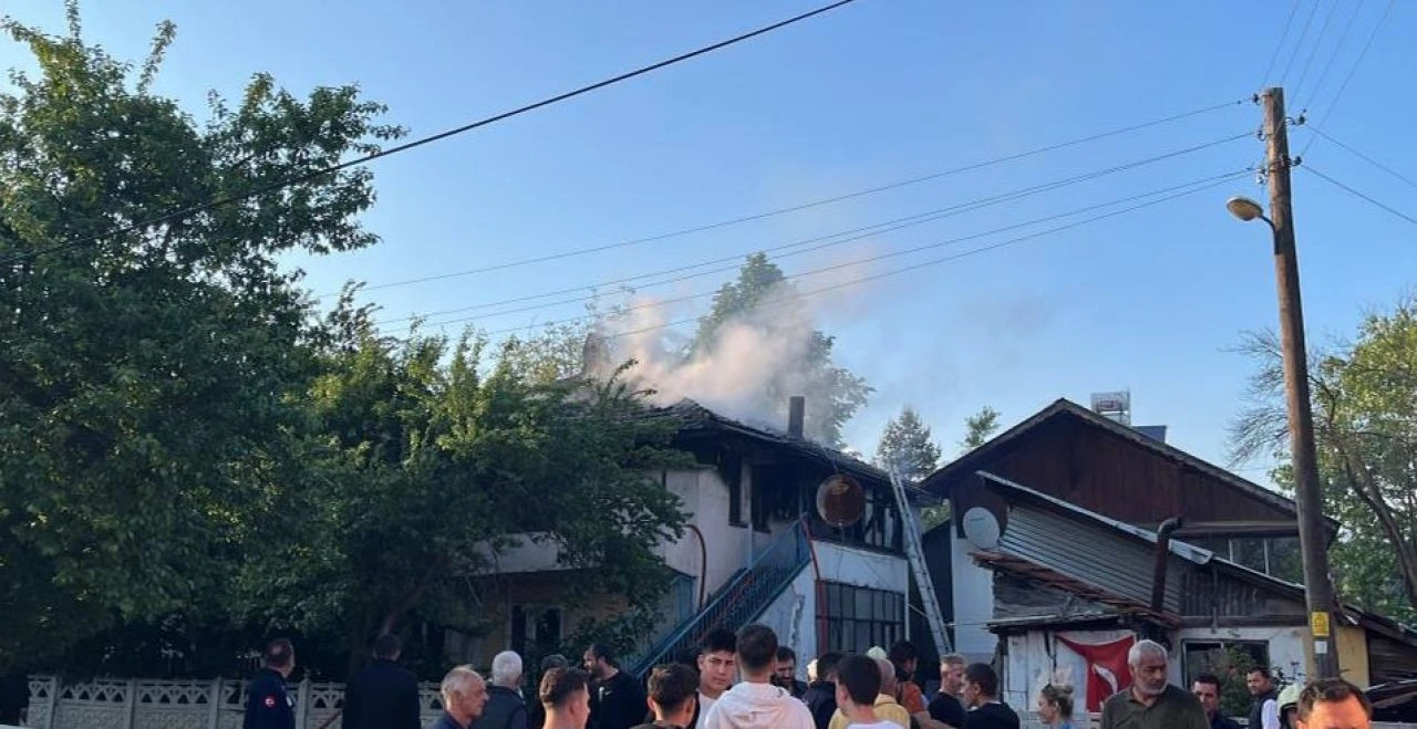 Bolu'da korkutan yangın! İki katlı ev alev topuna göndü