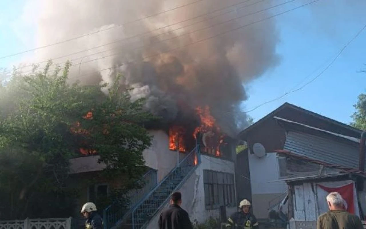 Bolu'da korkutan yangın! İki katlı ev alev topuna göndü