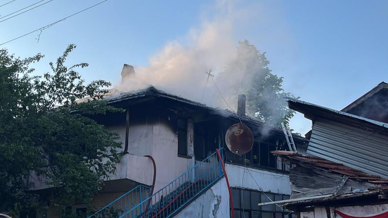 Bolu&#039;da korkutan yangın! İki katlı ev alev topuna göndü