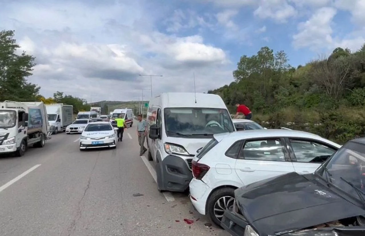 Bursa'da zincirleme kaza: 3 araç birbirine girdi