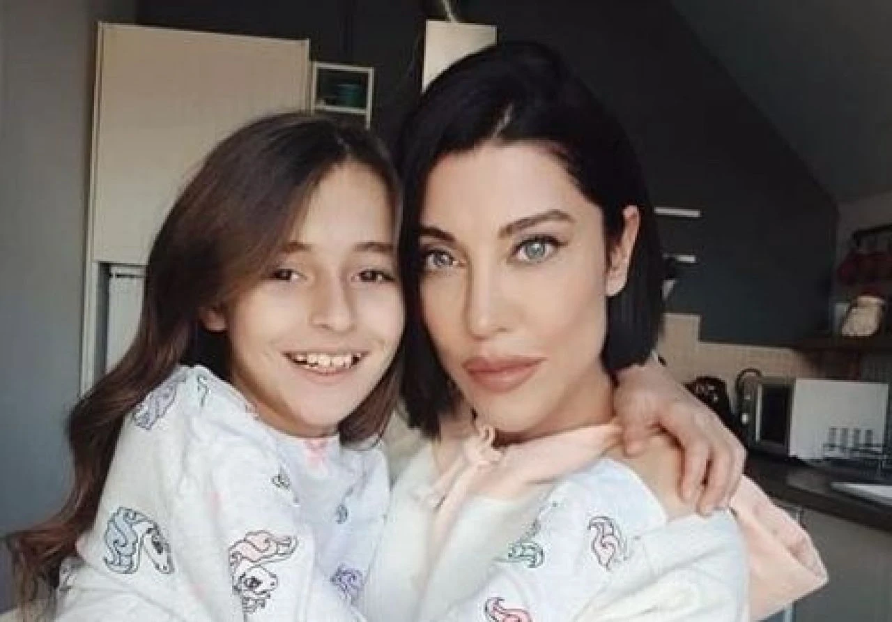 Deniz Akkaya'nın kızının babası ve eski eşi iş insanı Efe Önbilgin'dir - 2. Resim