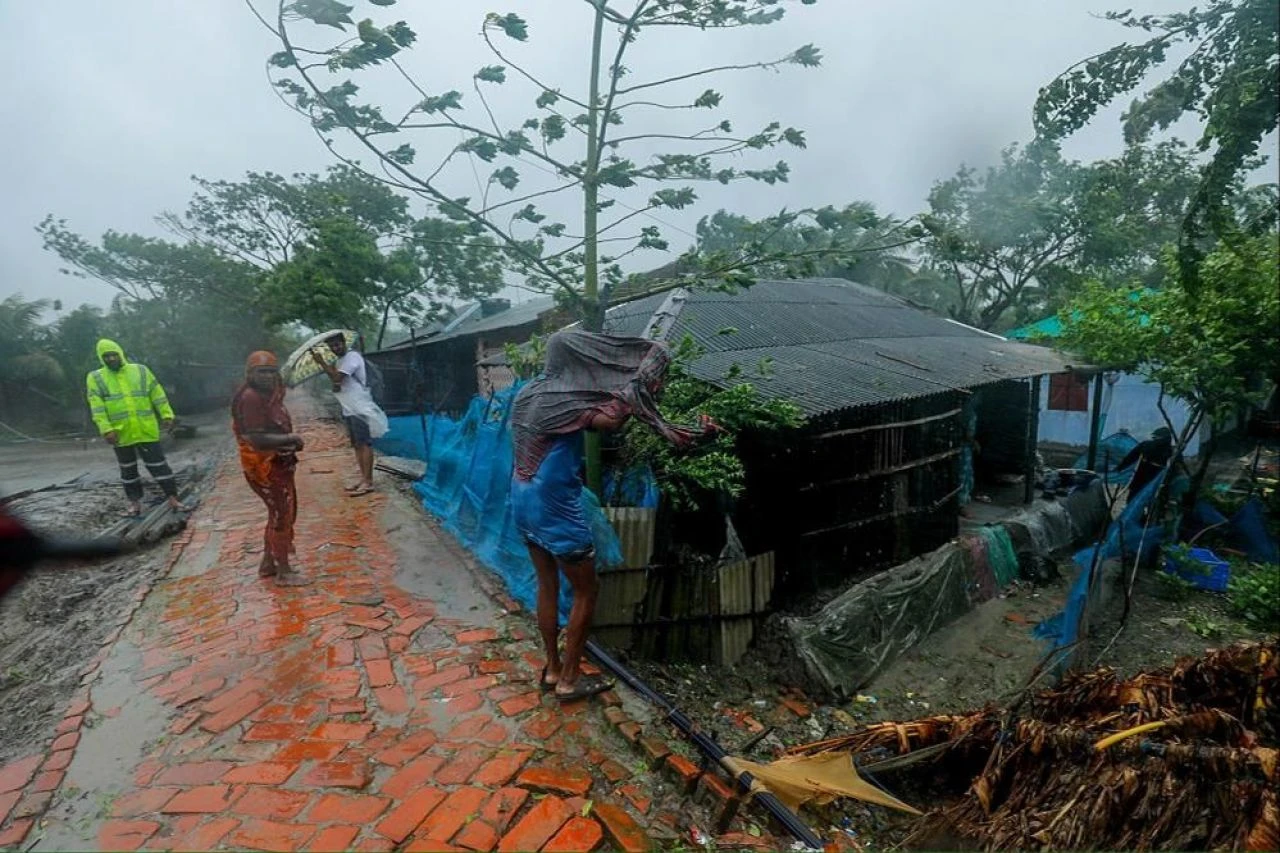 Hindistan ve Bangladeş’i kasırga vurdu: 16 ölü