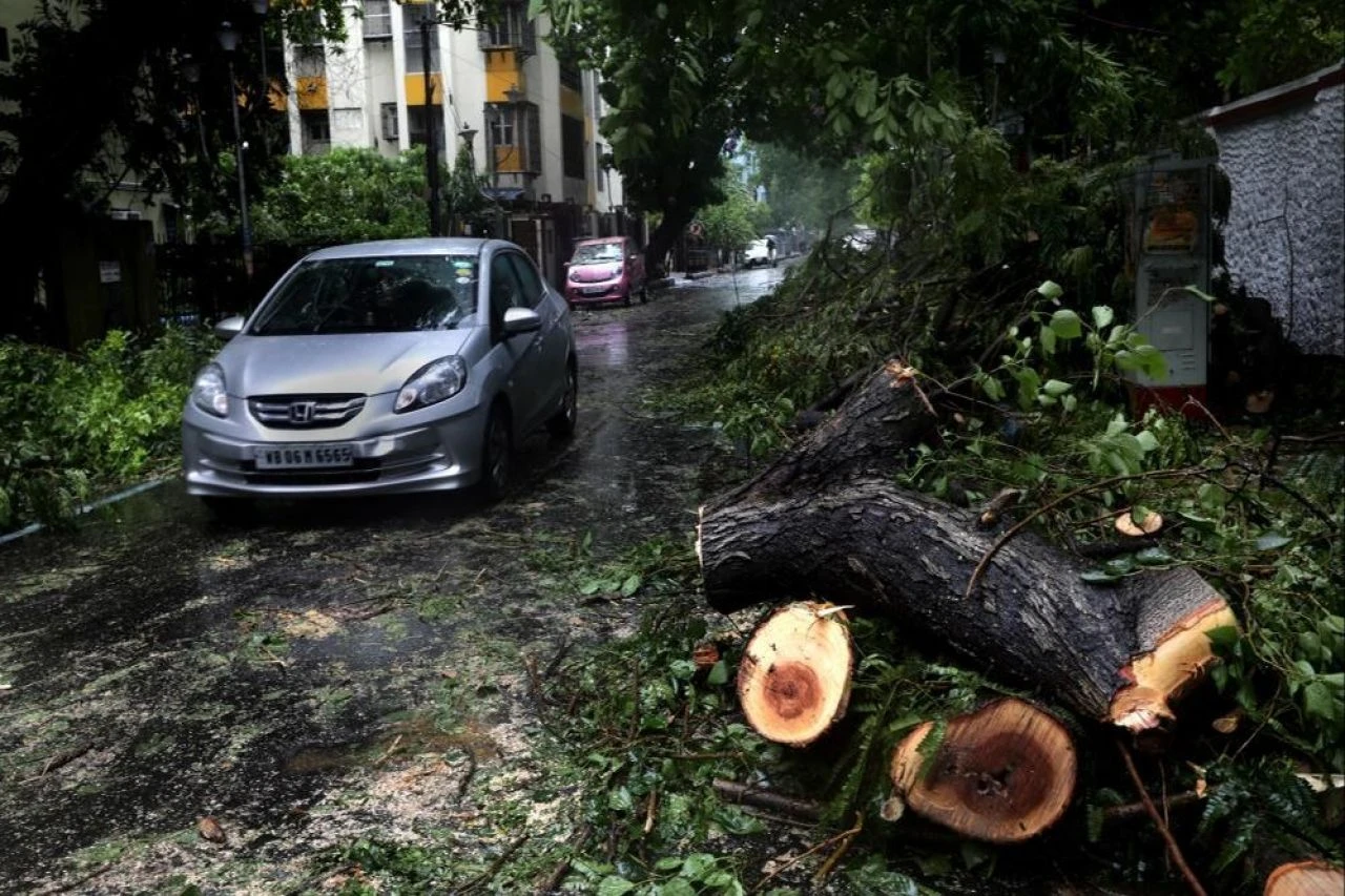 Hindistan ve Bangladeş’i kasırga vurdu: 16 ölü