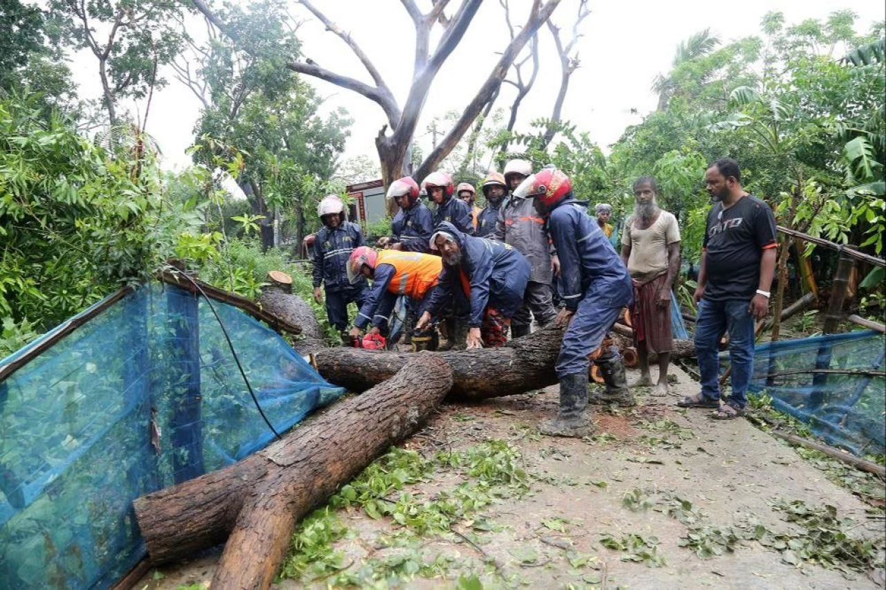 Hindistan ve Bangladeş’i kasırga vurdu: 16 ölü