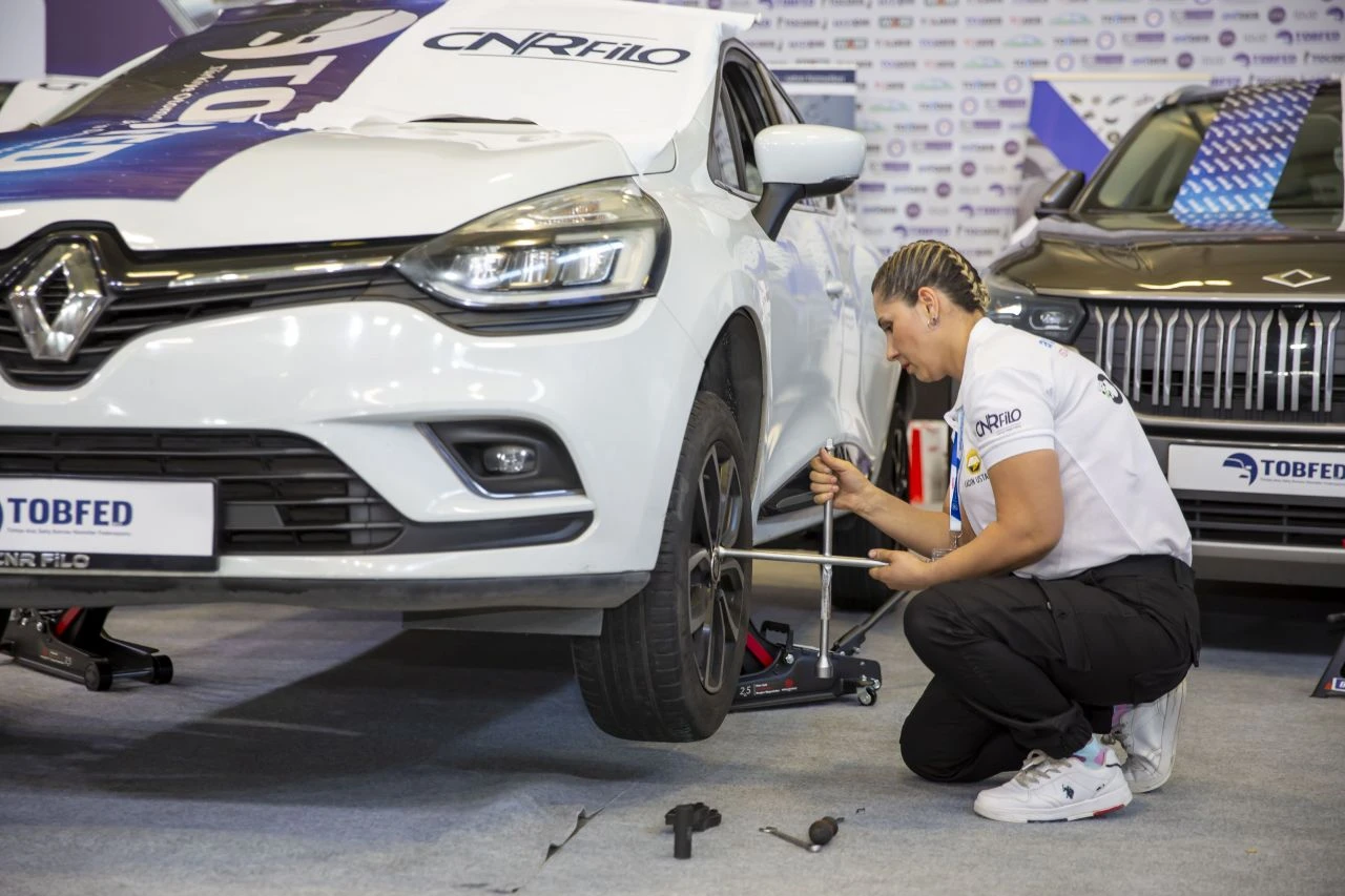 Kadın oto ustalarının kıyasıya mücadelesi: İstihdama katkı sağlıyor - 1. Resim