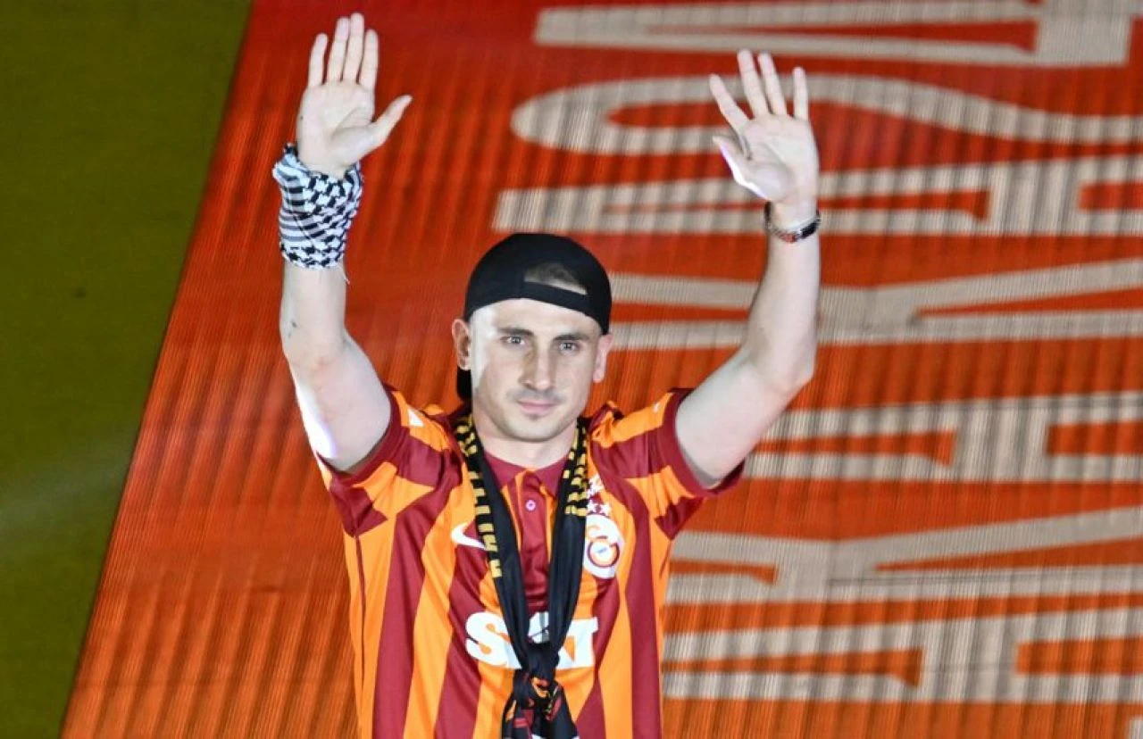 Kerem Aktürkoğlu ve Hakim Ziyech'den şampiyonluk kutlamasında Filistin'e destek