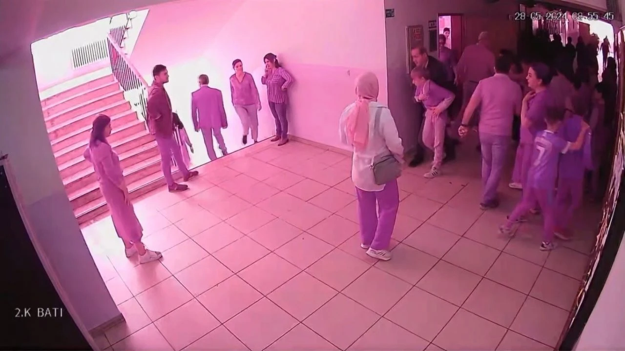 Nefessiz kalan öğrencisine müdahale edemedi, okul müdürü Heimlich manevrasıyla kurtardı - 1. Resim