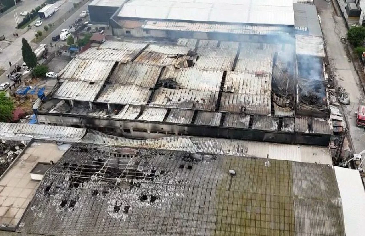 Samsun'daki fabrika yangını 9 saatte söndürüldü, son manzara şaşırttı - 1. Resim