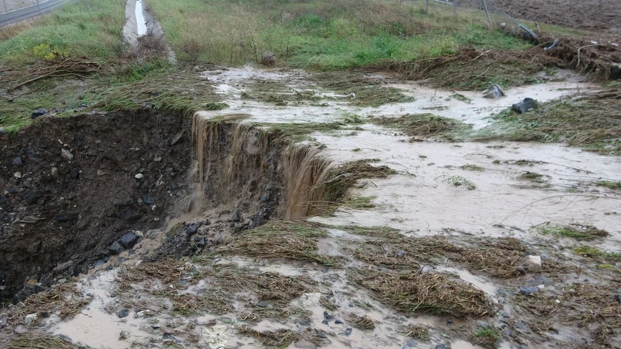 Sungurlu yolunda toprak kaydı yollar trafiğe kapandı - 1. Resim