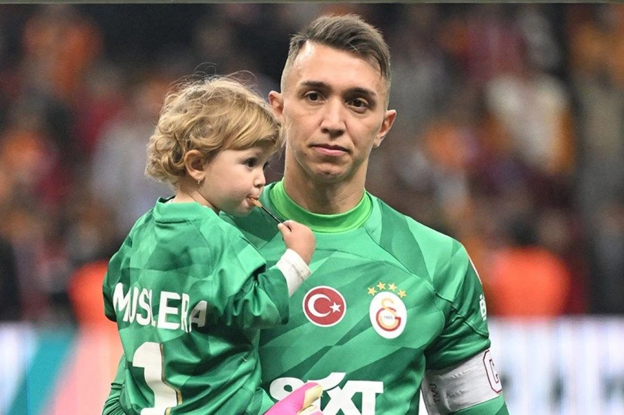 Uruguaylı futbolcu Muslera, 2011-2012 sezonunda Galatasaray ile sözleşme imzaladı