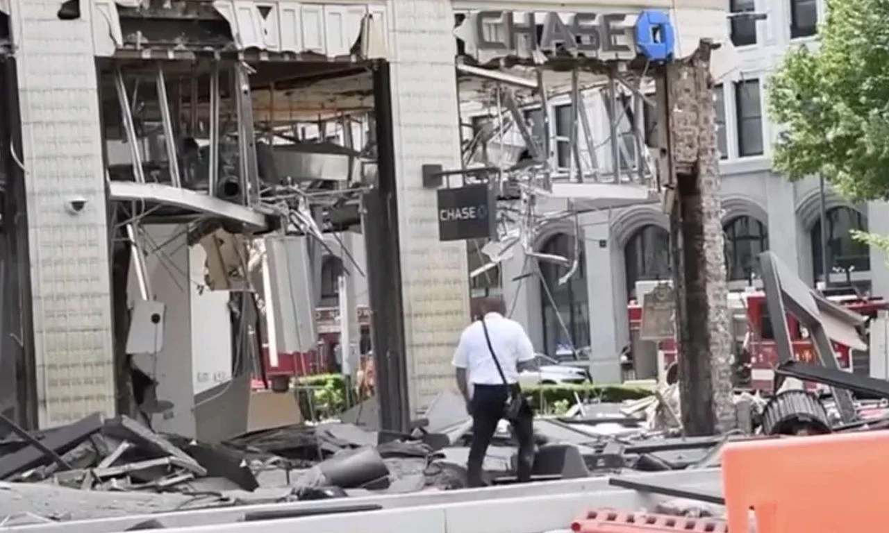 Bankanın bulunduğu binada şiddetli patlama! Zemin kat çöktü: Ölü ve yaralılar var - 1. Resim