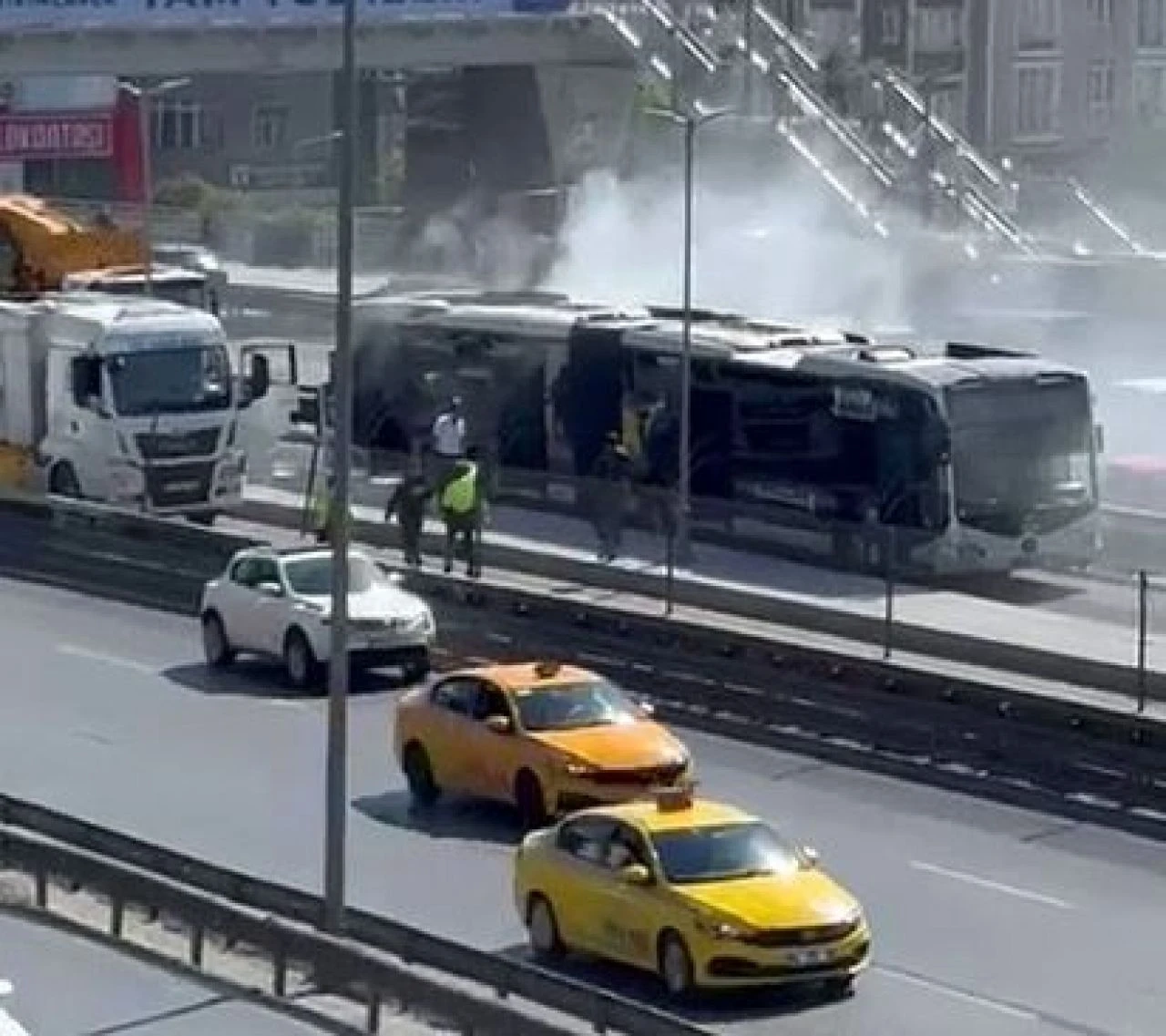 Beşyol’da metrobüs yangını: Seferlerde aksamalar yaşanıyor - 2. Resim