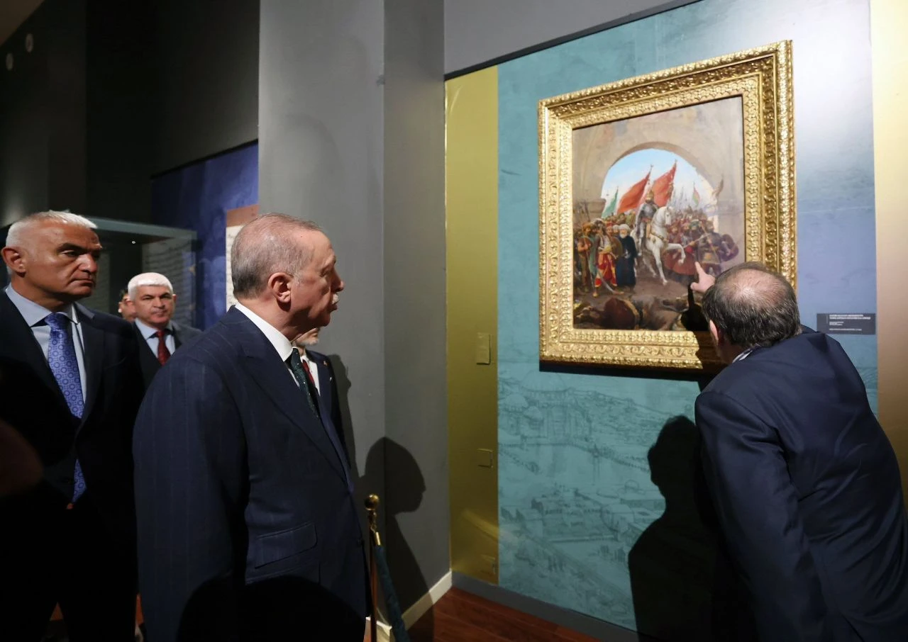 Cumhurbaşkanı Erdoğan Fatih Sultan Mehmet Sergisi'nde tek tek inceledi bilgi aldı