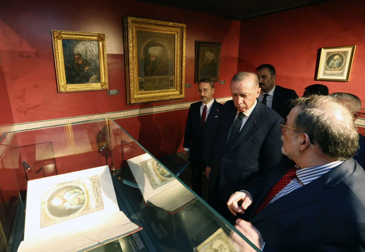 Cumhurbaşkanı Erdoğan Fatih Sultan Mehmet Sergisi'nde tek tek inceledi bilgi aldı