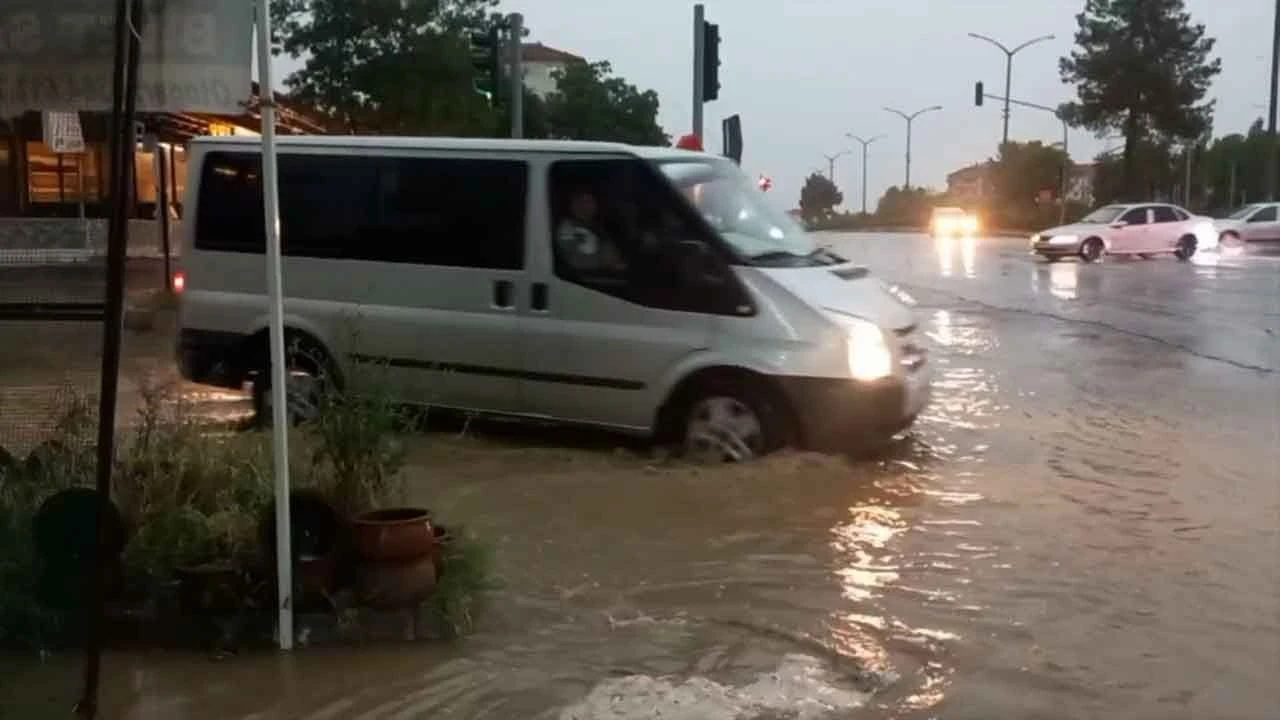 Fırtına, sağanak ve dolu... Osmancık'ta sel felaketi: Karayolu sular altında kaldı, caddeler göle döndü! - 2. Resim