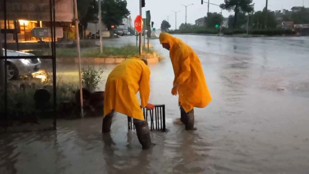 Fırtına, sağanak ve dolu... Osmancık'ta sel felaketi: Karayolu sular altında kaldı, caddeler göle döndü! - 4. Resim