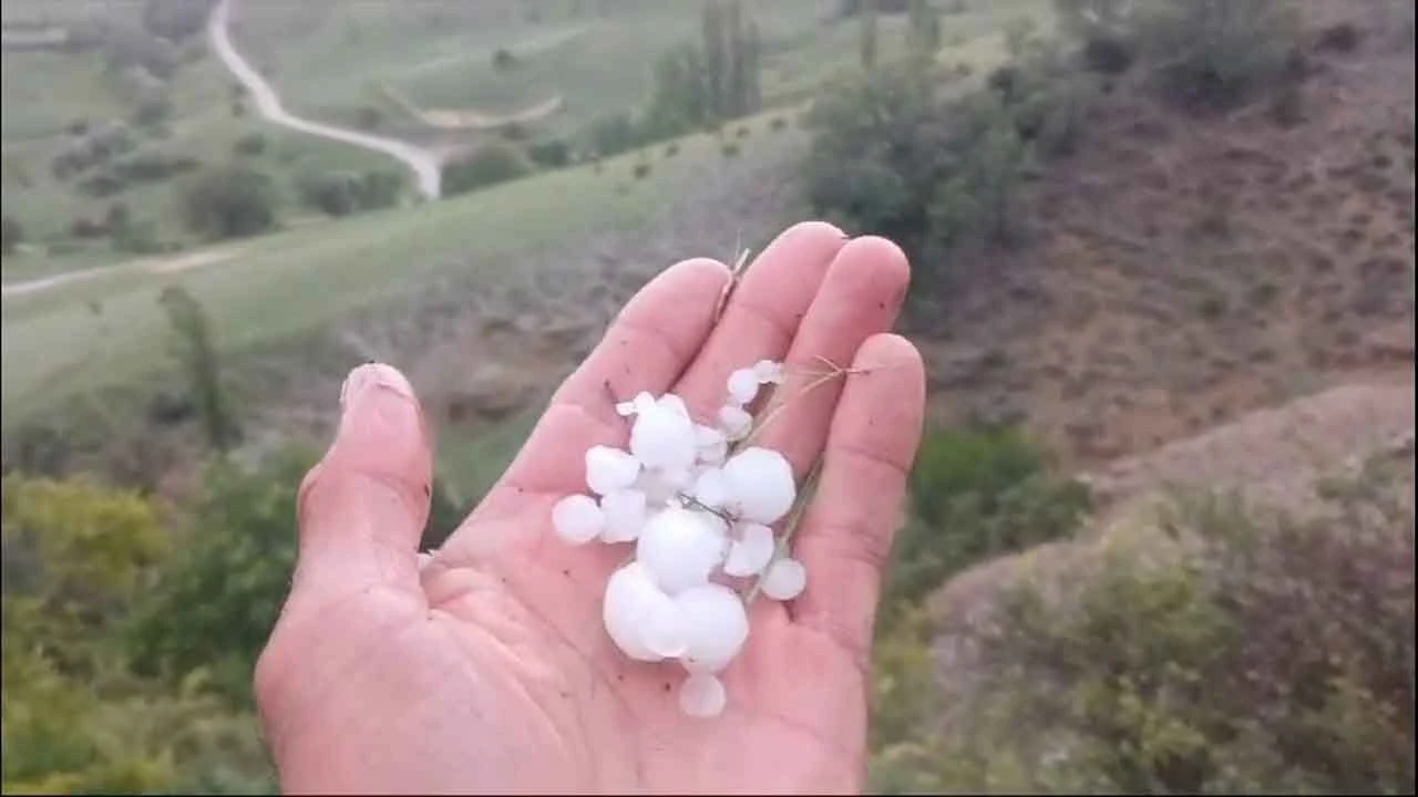Fırtına, sağanak ve dolu... Osmancık'ta sel felaketi: Karayolu sular altında kaldı, caddeler göle döndü! - 1. Resim
