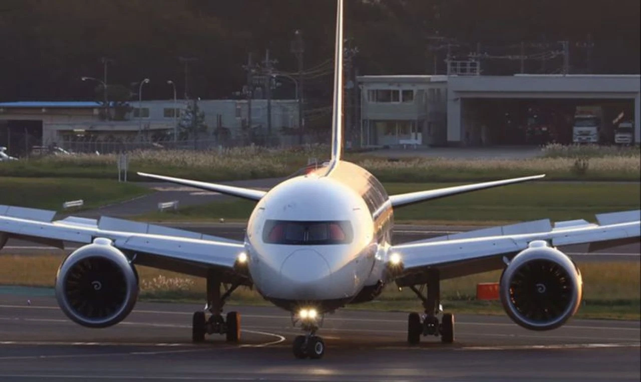 Havalimanında korkunç ölüm! Uçağın motoruna kapılarak can verdi  - 1. Resim
