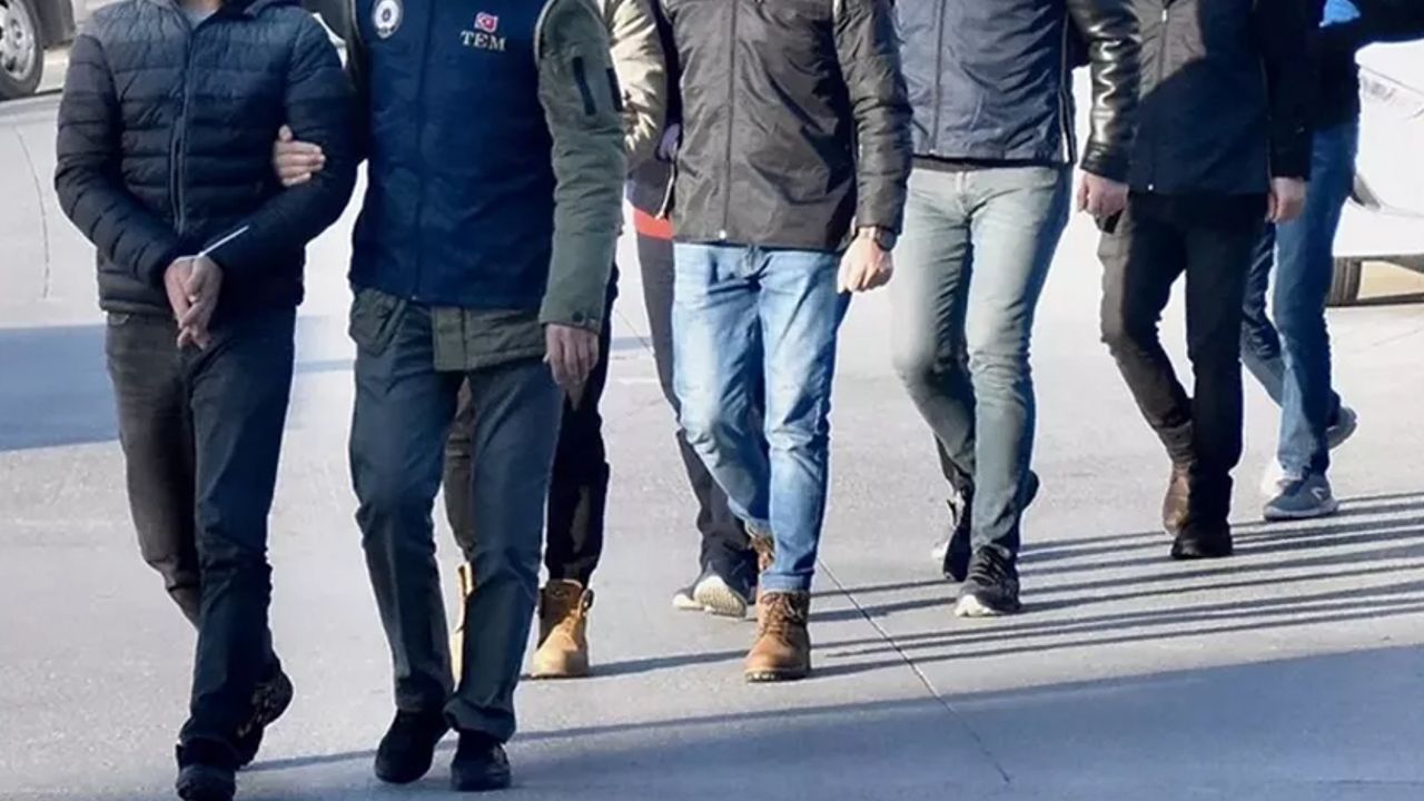 İzmir&#039;de gizli tanık &#039;Garson&#039; operasyonu: 6&#039;sı polis 9 kişi gözaltına alındı