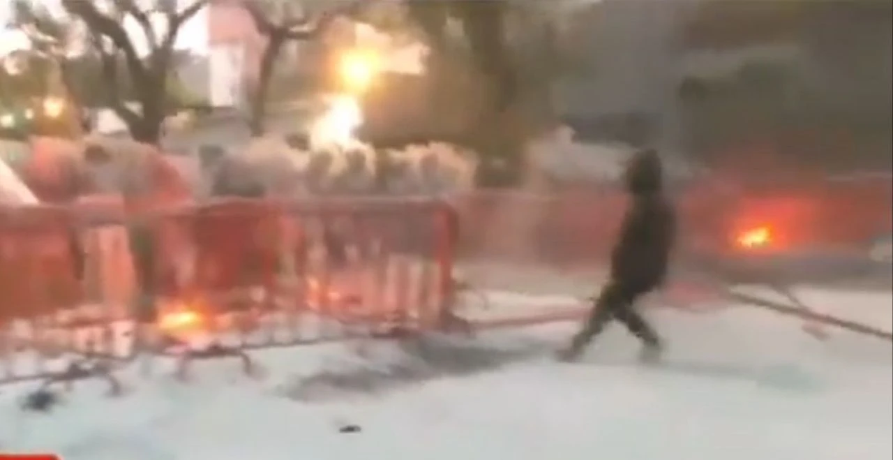 Katliamlara sessiz kalamadılar! İsrail Büyükelçiliği ateşe verildi