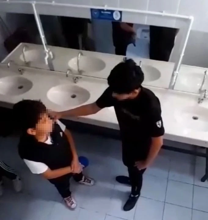 Okul tuvaletinde Iraklı öğrenci tokat attı! Valilikten açıklama geldi