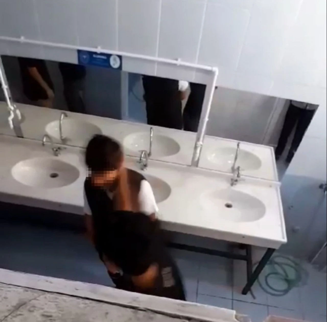 Okul tuvaletinde Iraklı öğrenci tokat attı! Valilikten açıklama geldi