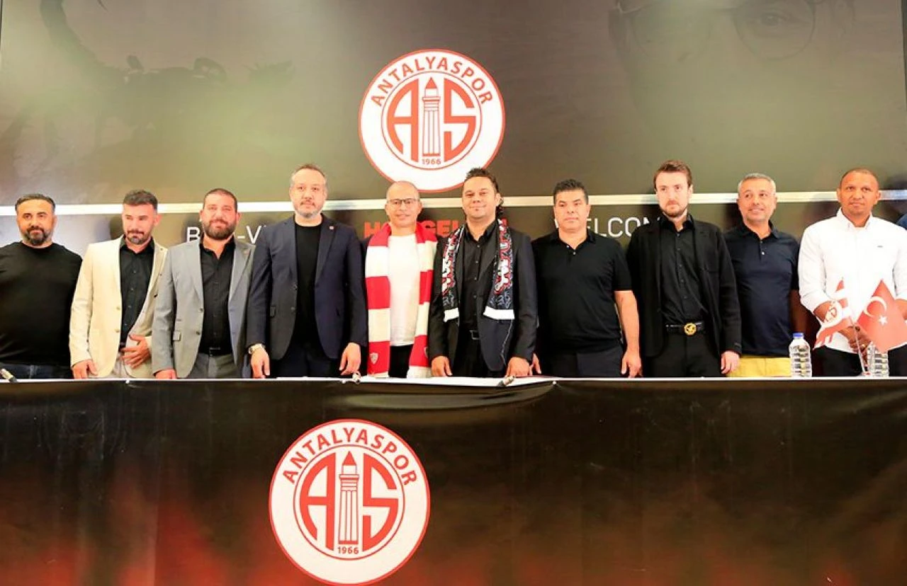 Alex de Souza Antalyaspor'a imza attı: Teknik ekibi belli oldu