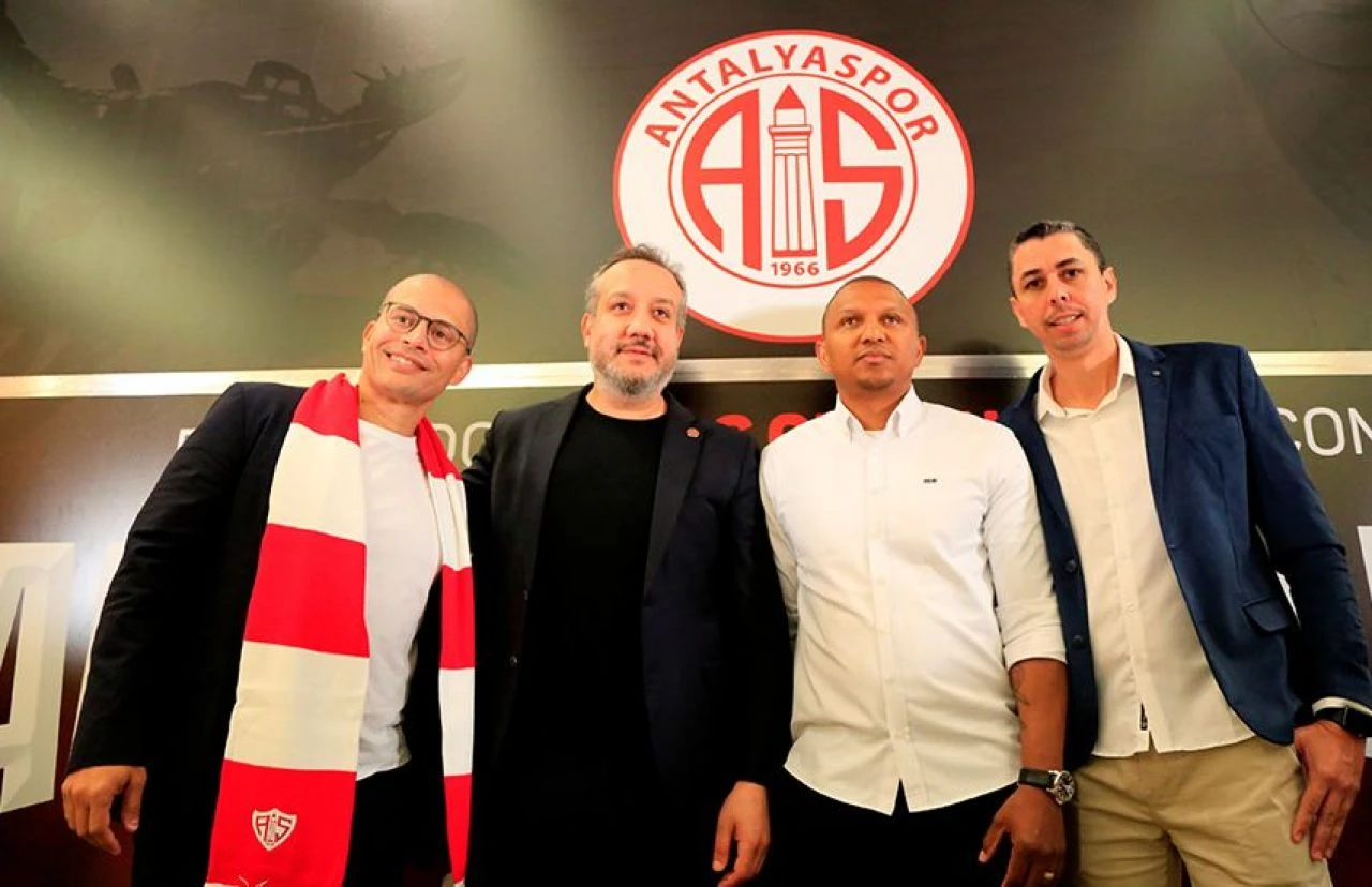 Alex de Souza Antalyaspor'a imza attı: Teknik ekibi belli oldu
