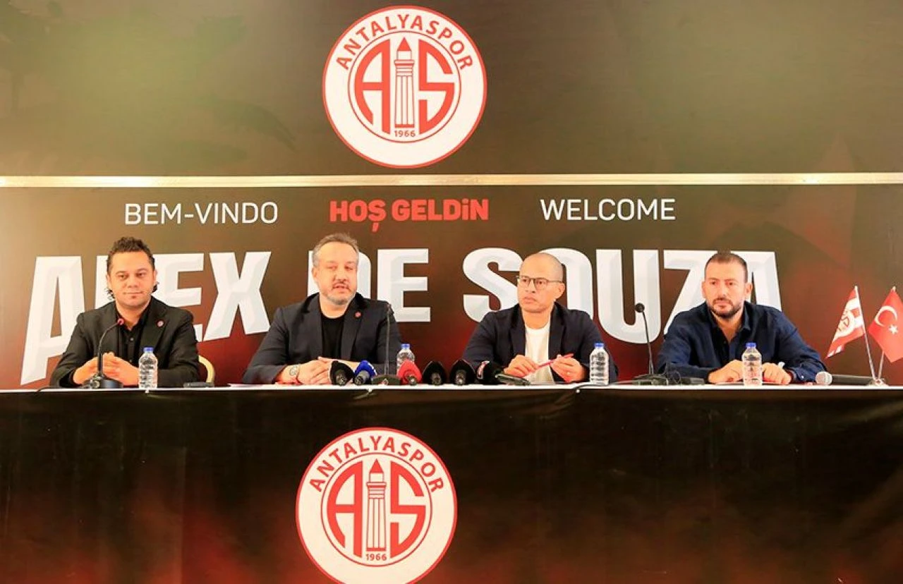 Alex de Souza Antalyaspor'a imza attı: Teknik ekibi belli oldu