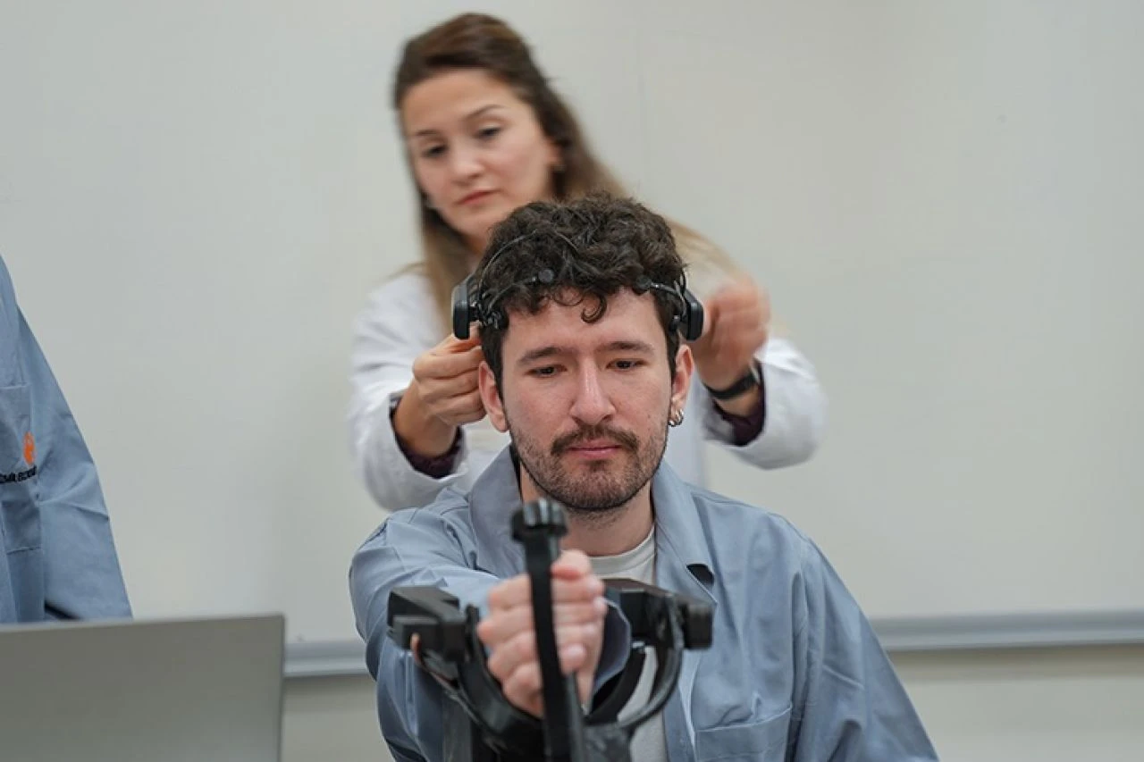 'Beyin sinyalleriyle' kontrol edilen el ve bilek cihazı geliştirildi: Felçi hastalara yardımcı olacak - 1. Resim