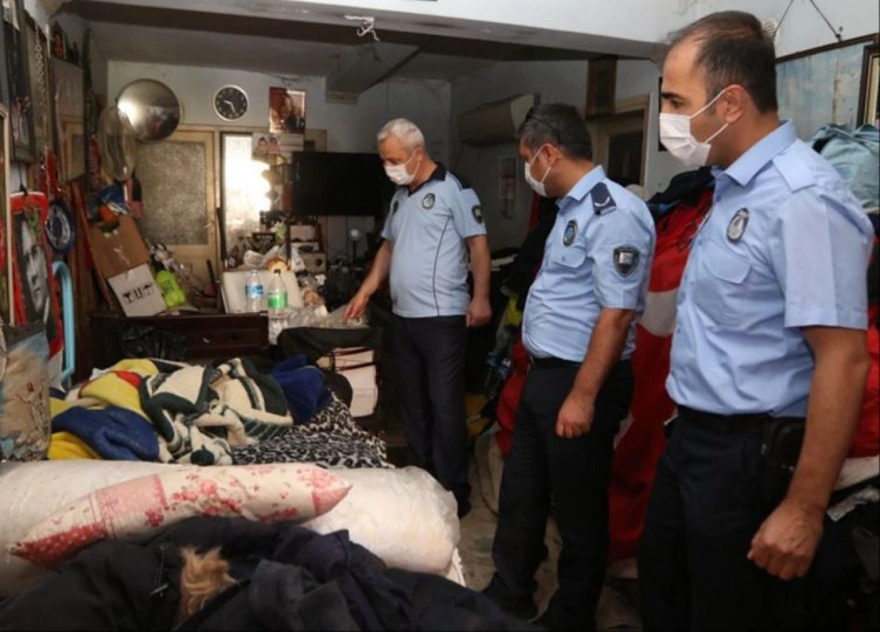 Ekipler neye uğradığını şaşırdı! Kötü koku nedeniyle gidilen evden çıkanlar şoke etti... - 2. Resim