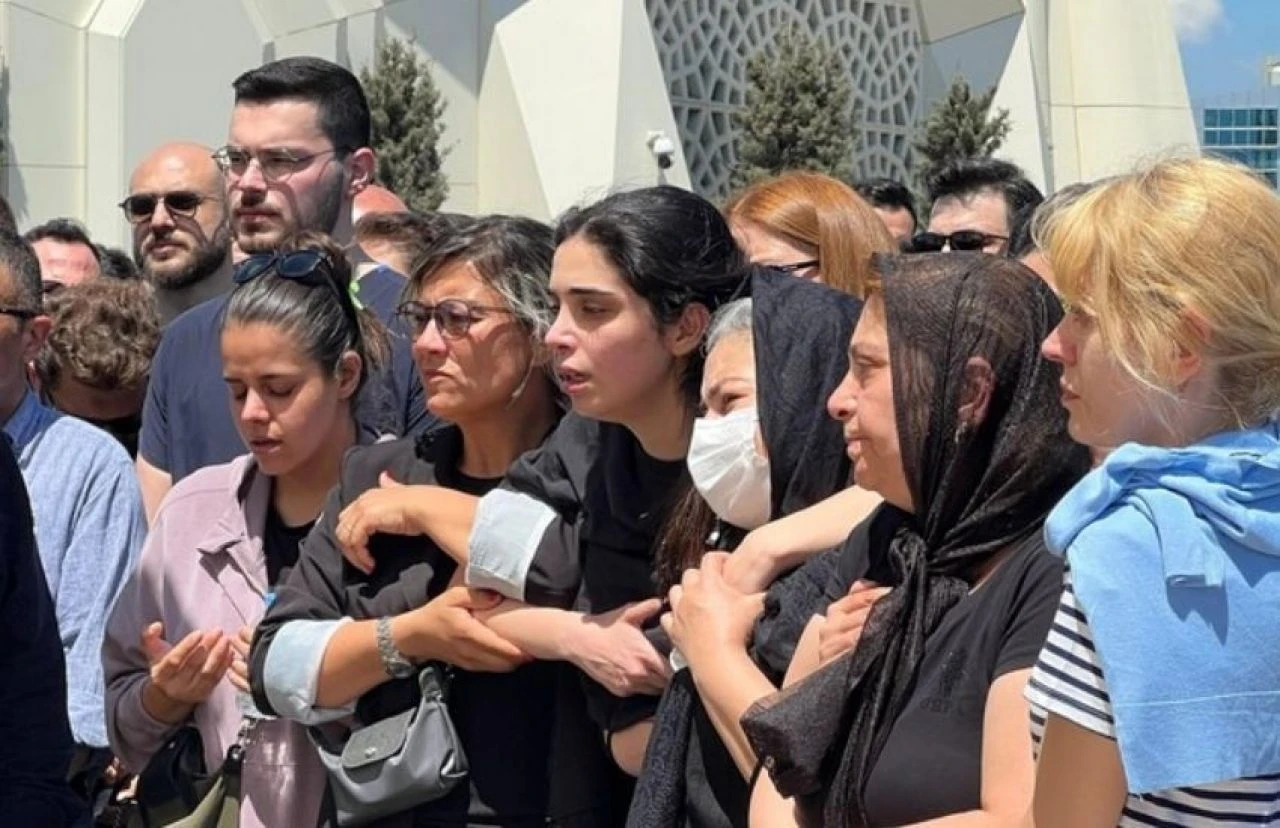 Gülşah Çomoğlu'nun cenazesinde gözyaşları sel oldu! Eşi ve annesi fenalık geçirdi