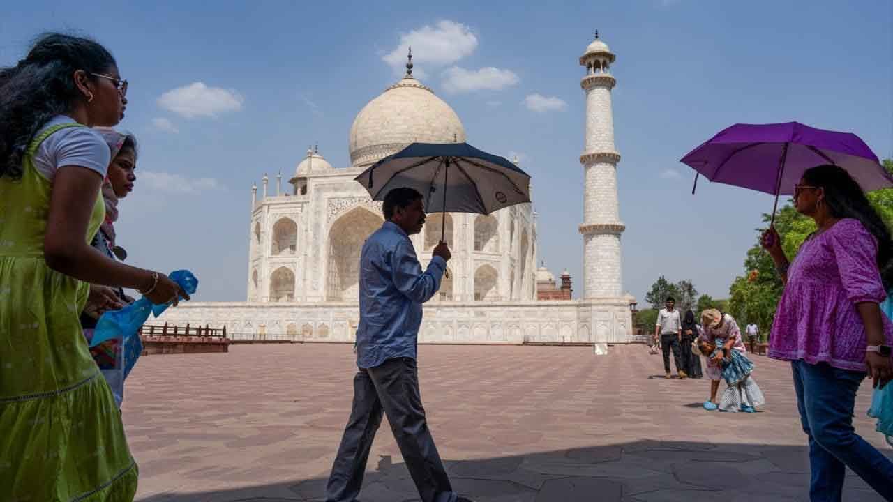 Hindistan kavruluyor... Başkent Yeni Delhi&#039;de tüm zamanların sıcak rekoru kırıldı