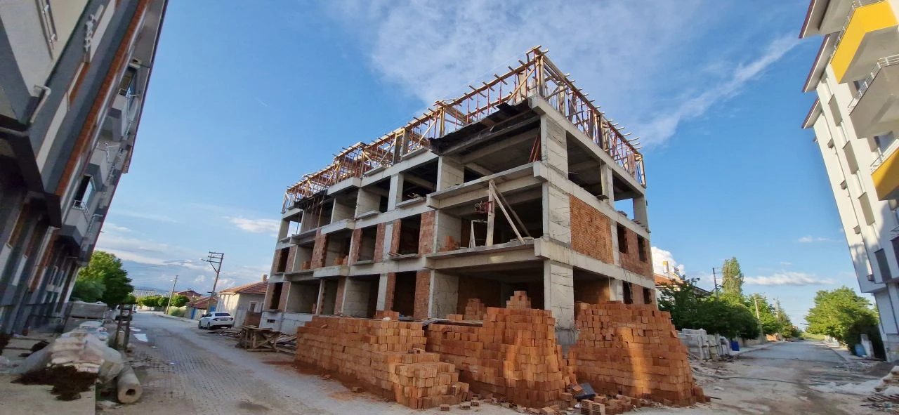 İşçinin 3. kattan düşüş anı kameraya yansıdı