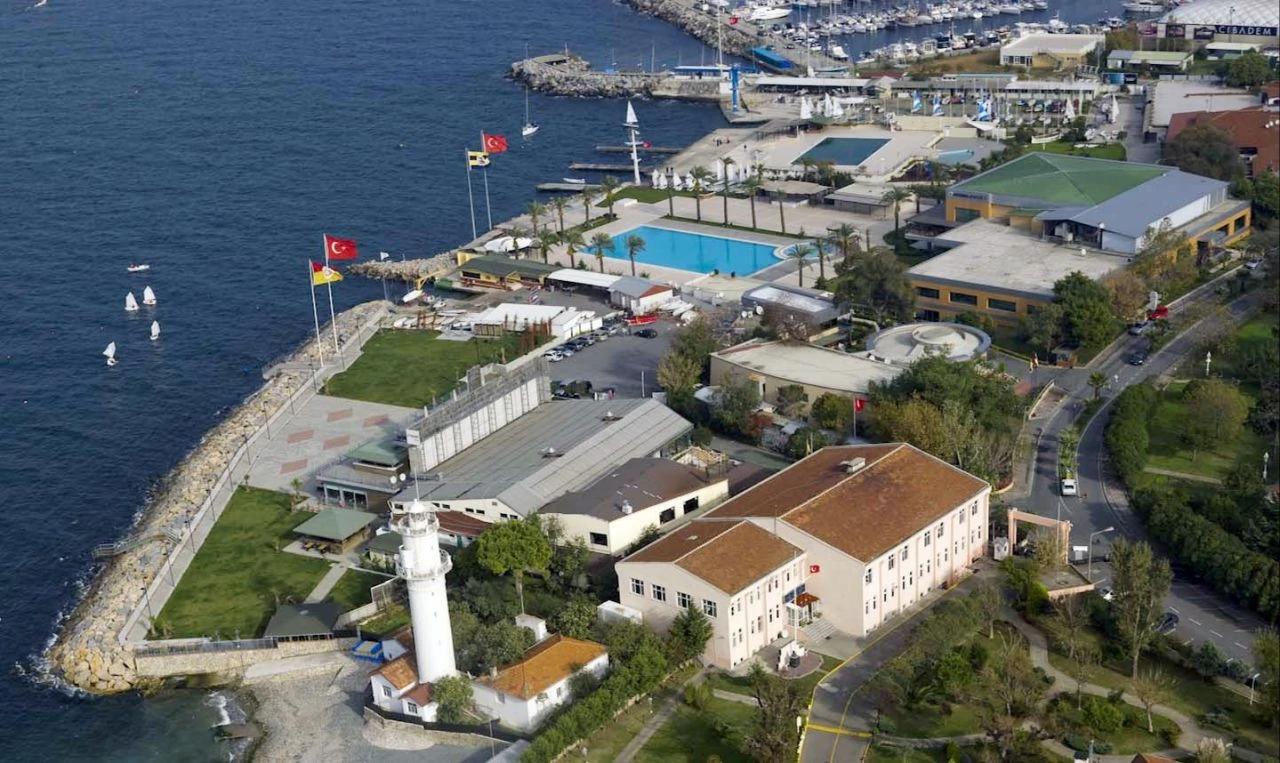 Kalamış'taki gerginliğin görüntüleri ortaya çıktı! Fenerbahçeliler, Galatasaray tesislerini basmıştı