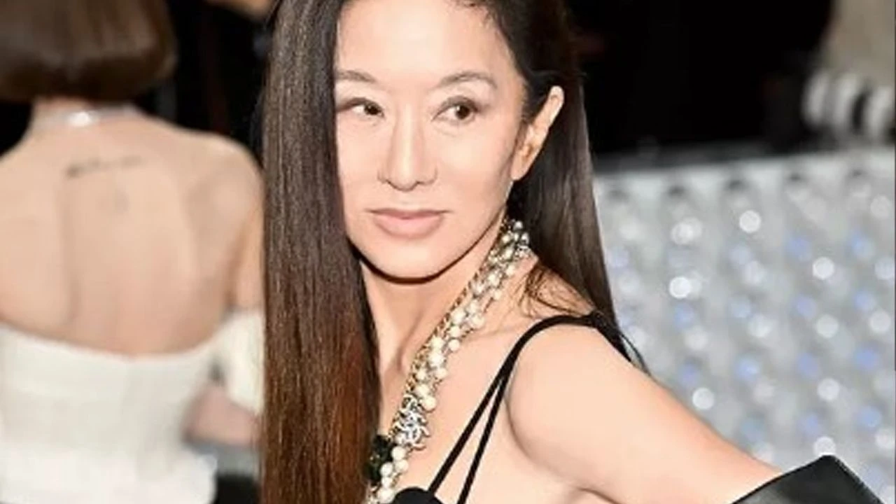 Kimse 74 yaşında olduğuna inanamıyor! 20 yaşında gibi görünen ünlü modacı gençlik sırrını paylaştı