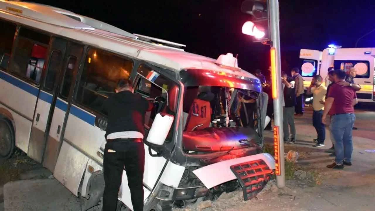 Kırıkkale'de feci kaza! Yolcu minibüsü ile otomobil çarpıştı: 22 yaralı