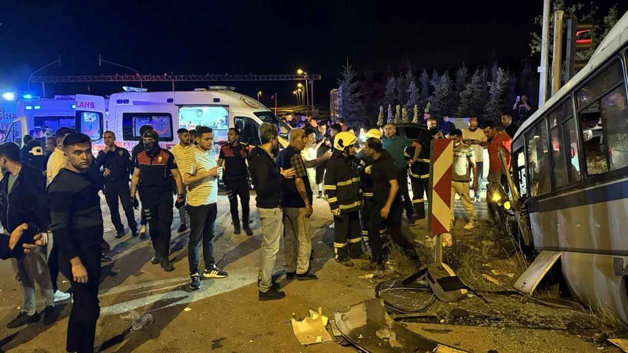 Kırıkkale'de feci kaza! Yolcu minibüsü ile otomobil çarpıştı: 22 yaralı