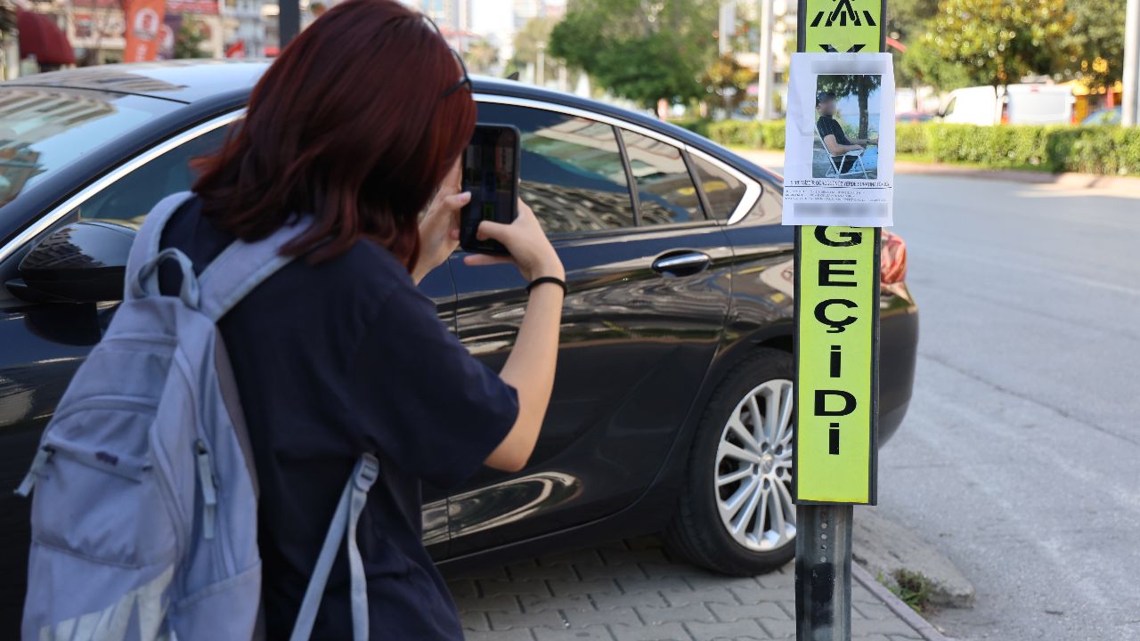 Adana&#039;da sokağa asılı ilanı gören kahkaha atıyor: Bir erkeğin fotoğrafının altına...