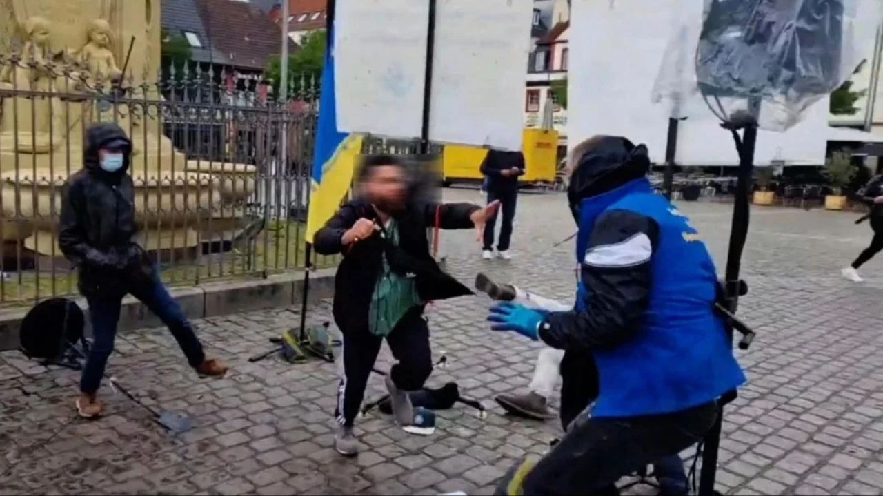 Almanya'da bıçaklı saldırı: Çok sayıda kişi yaralandı - 2. Resim