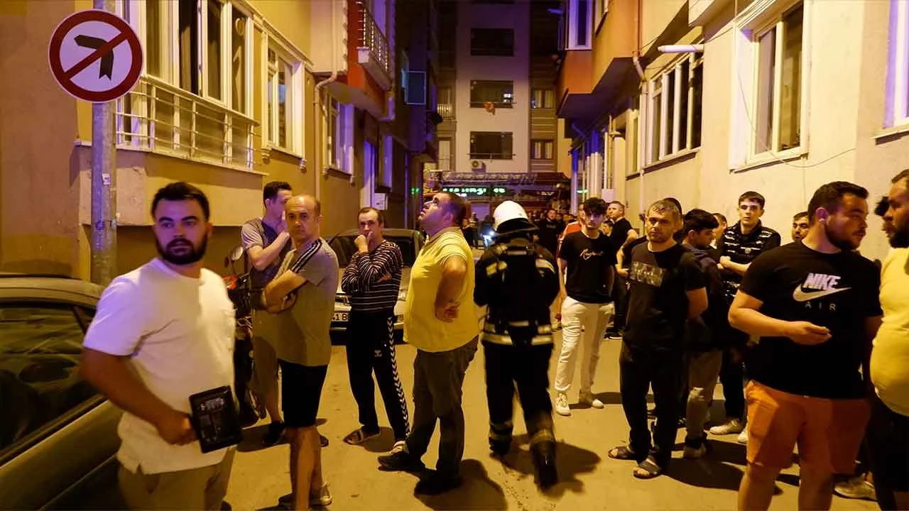 Edirne'de olaylı gece! Evini ateşe verdi, mahalleli sokağa döküldü