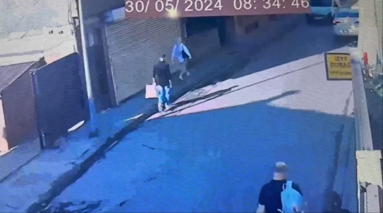 Korkunç cinayette yeni görüntüler! Genç kızı dakikalarca takip etti, cebinden çıkan not kan dondurdu - 1. Resim