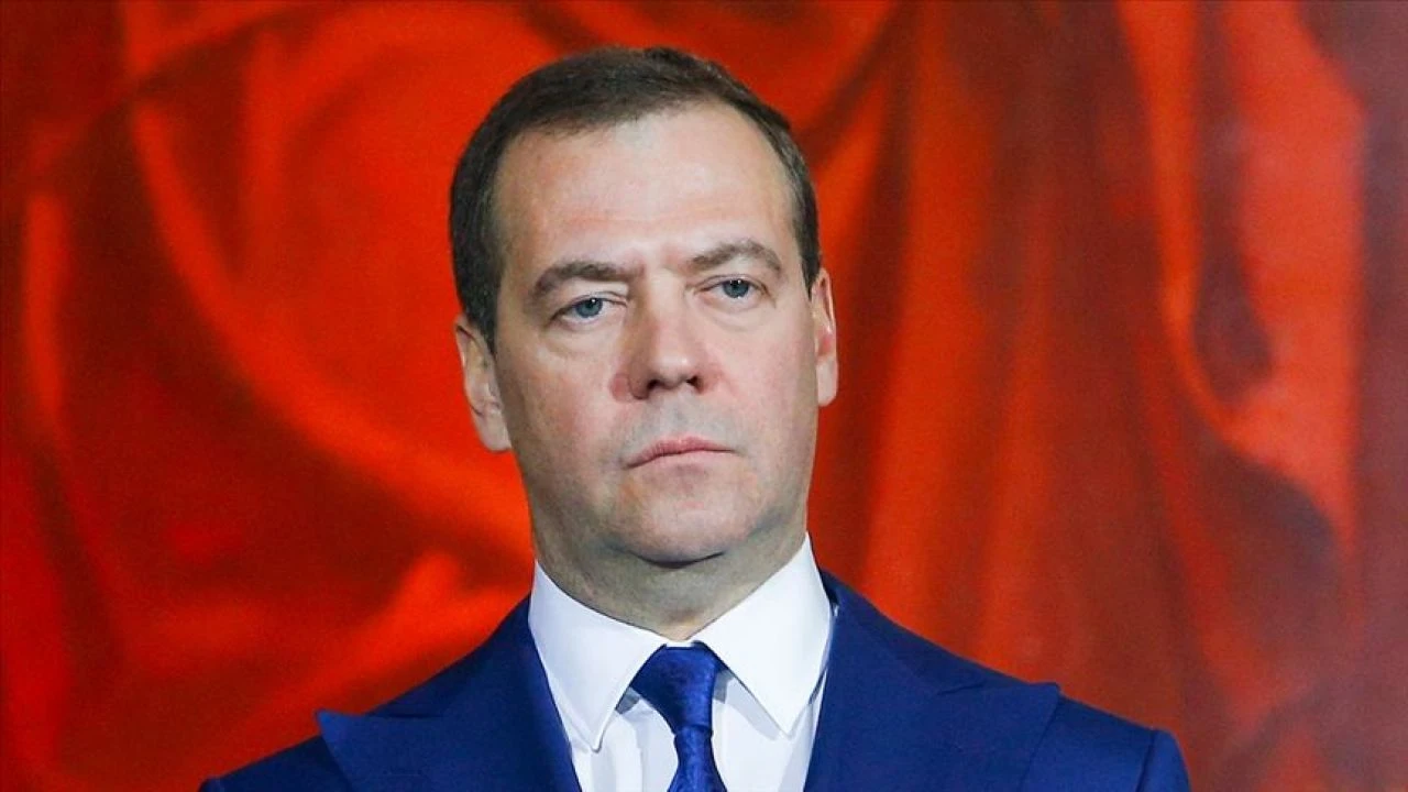 Medvedev hedefine yine Batı'yı aldı: Rusya nükleer konusunda blöf yapmıyor