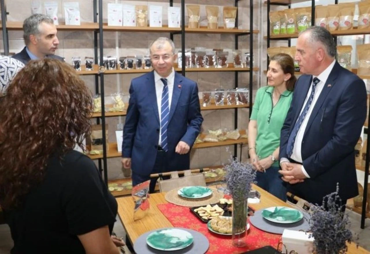 Protokole ilginç ikram: Kirazdan tarhana yaptılar! - 1. Resim