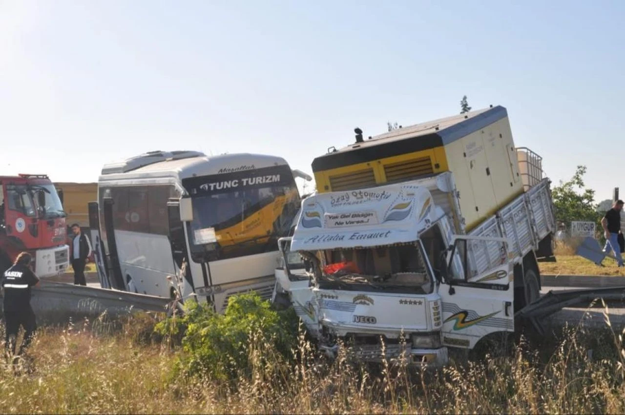 Tekirdağ'da akılalmaz kaza: Frenler tutmayınca işçi servisini biçti - 1. Resim