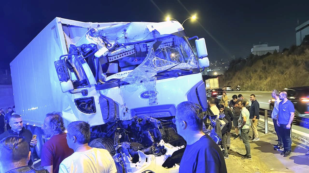 Ankara yolu ulaşıma kapandı: Kamyon devrildi, yaralılar var